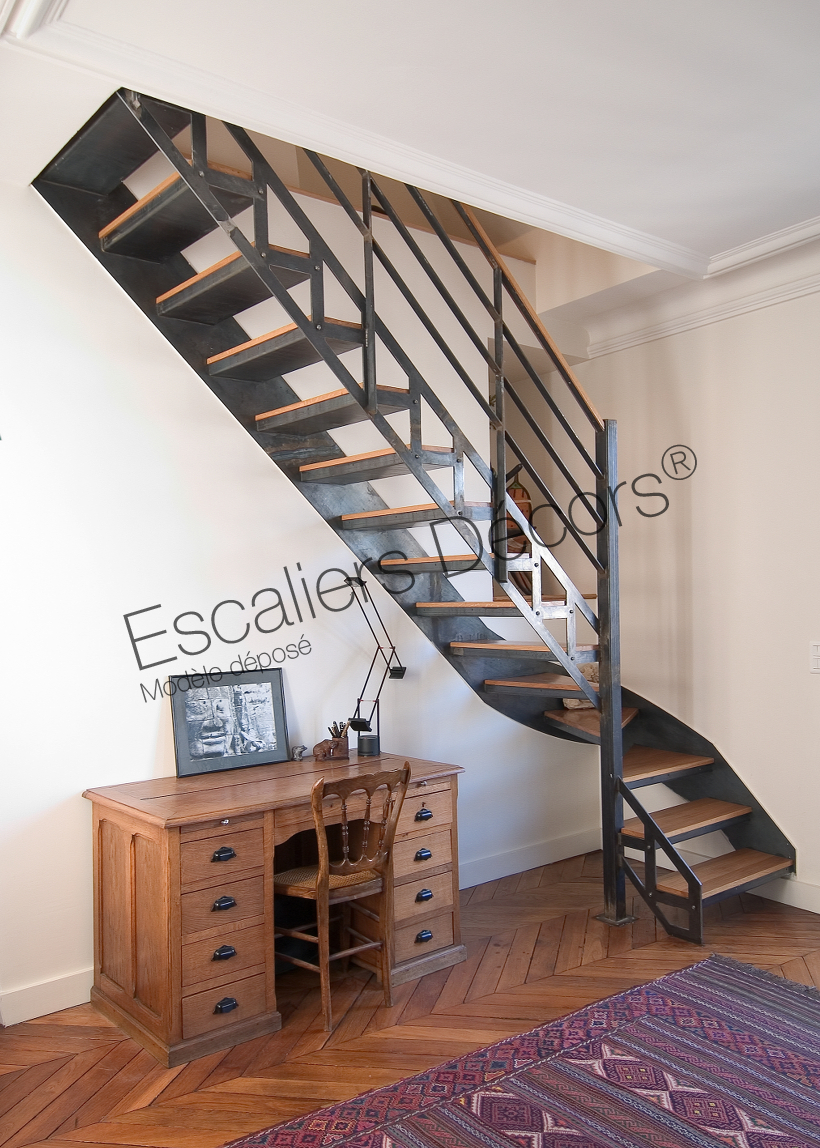 Photo DT29 - ESCA'DROIT® 1/4 tournant Intermédiaire. Escalier d'intérieur en métal et bois au design industriel et vintage.